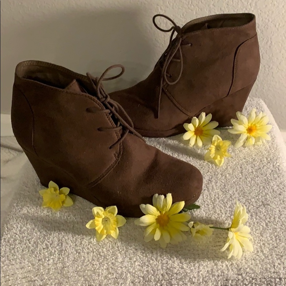 SIZE 6 1/2 SUPER CUTE BRAND NEW BROWN SUEDE WEDGES